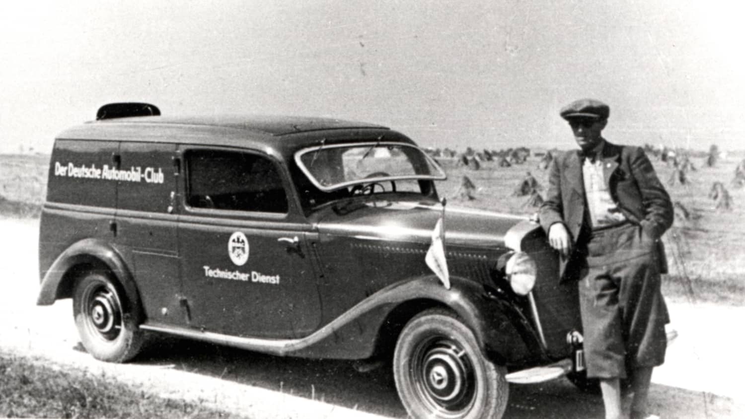 Mann lehnt an einem DDAC-Auto