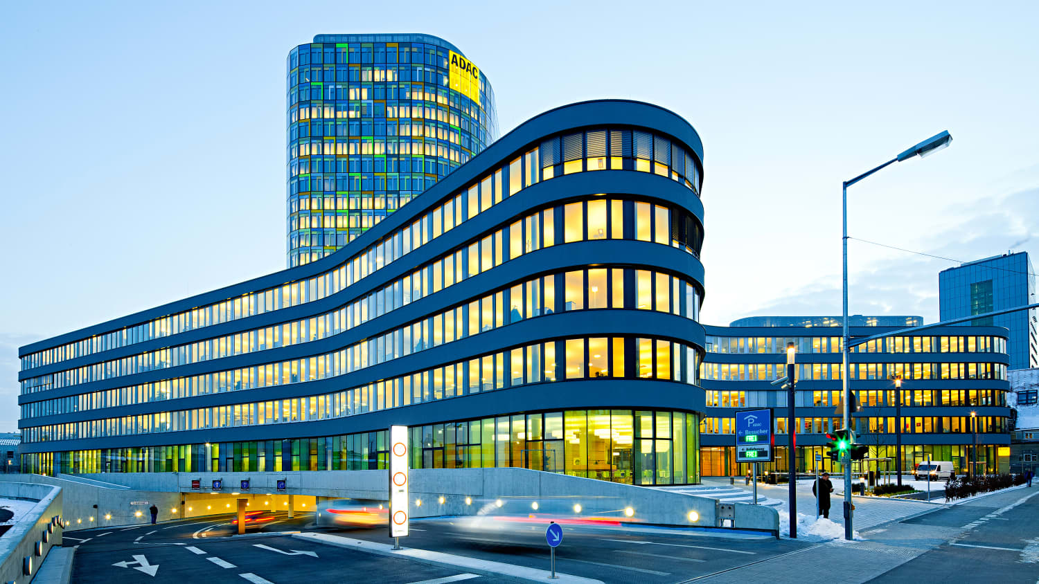 Die ADAC Zentrale in München beleuchtet in der Dämmerung