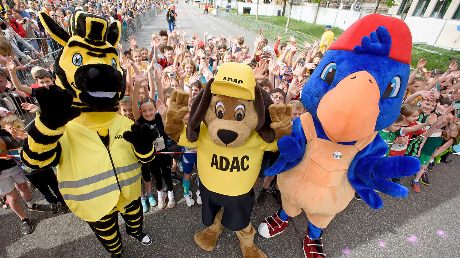 Maskotchen des ADAC stehen beim Marathon
