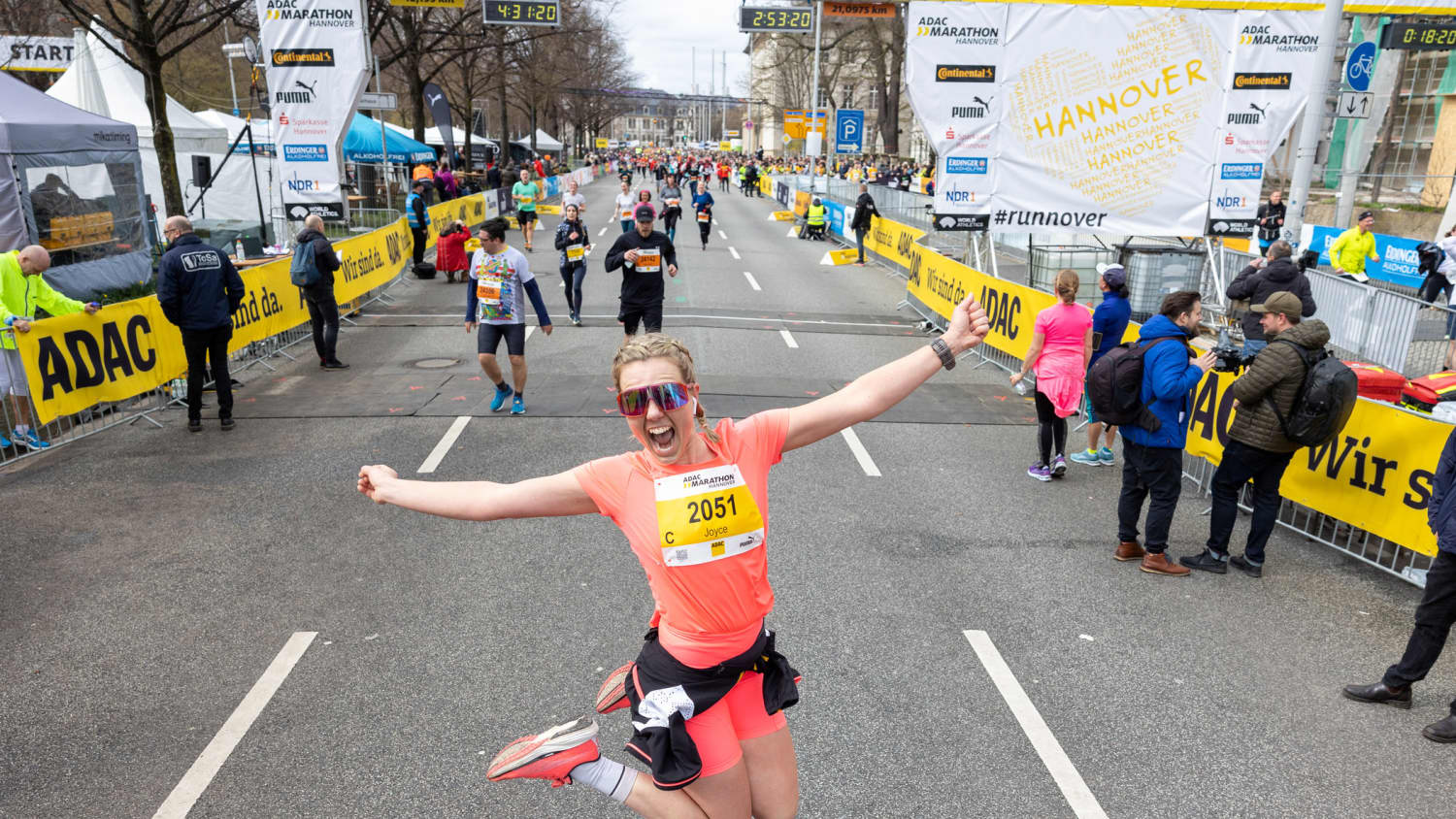 Joyce Hübner macht einen Freudensprung beim ADAC Marathon in Hannover