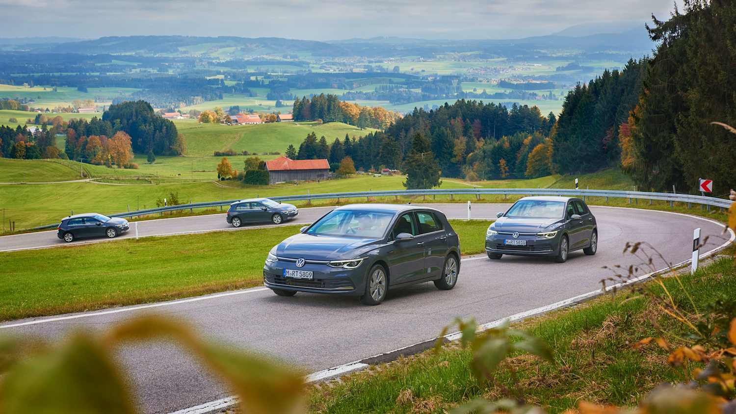 Autos fahren auf einer Straße während eines ADAC Tests zum Thema Reifenabrieb