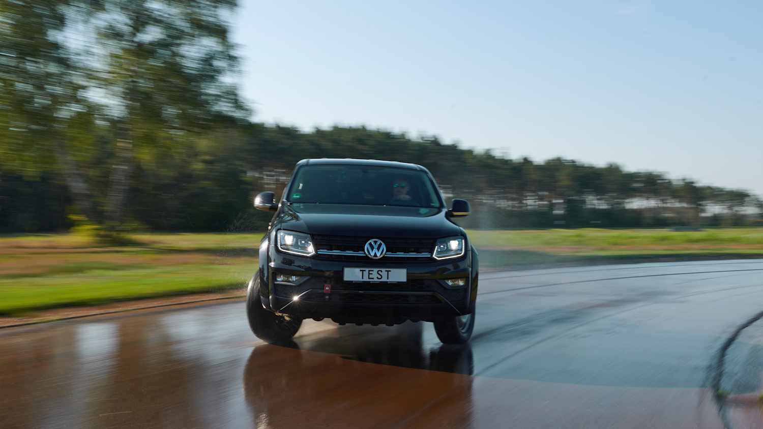 Ein Auto bei All Terrain REifentest auf nasser Fahrbahn