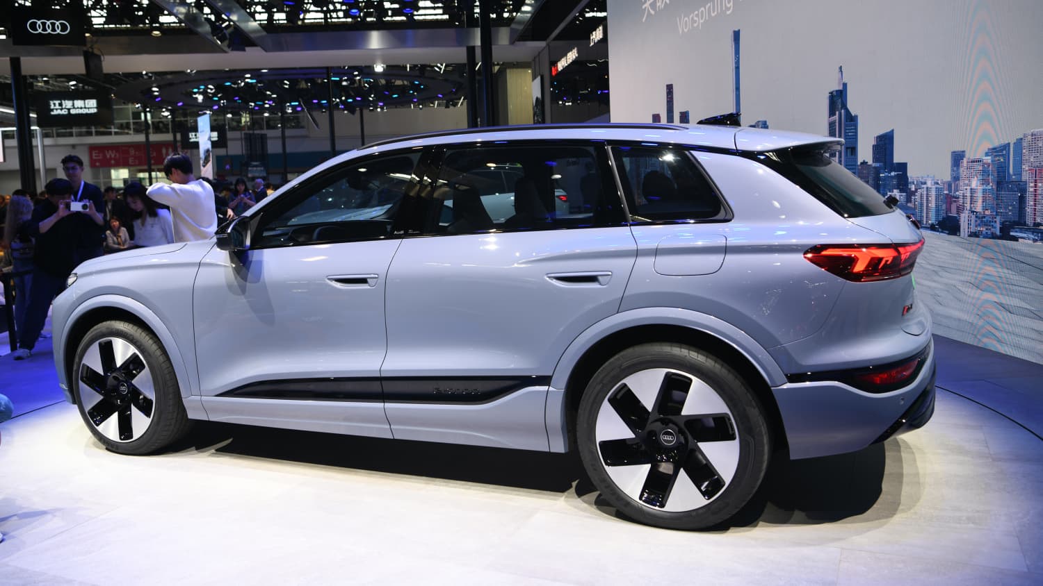 Seitenansicht des Audi Q6 auf der Auto China Peking 2024