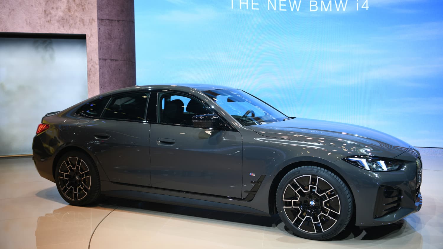 Seitenansicht des BMW i4 auf der Auto China Peking 2024