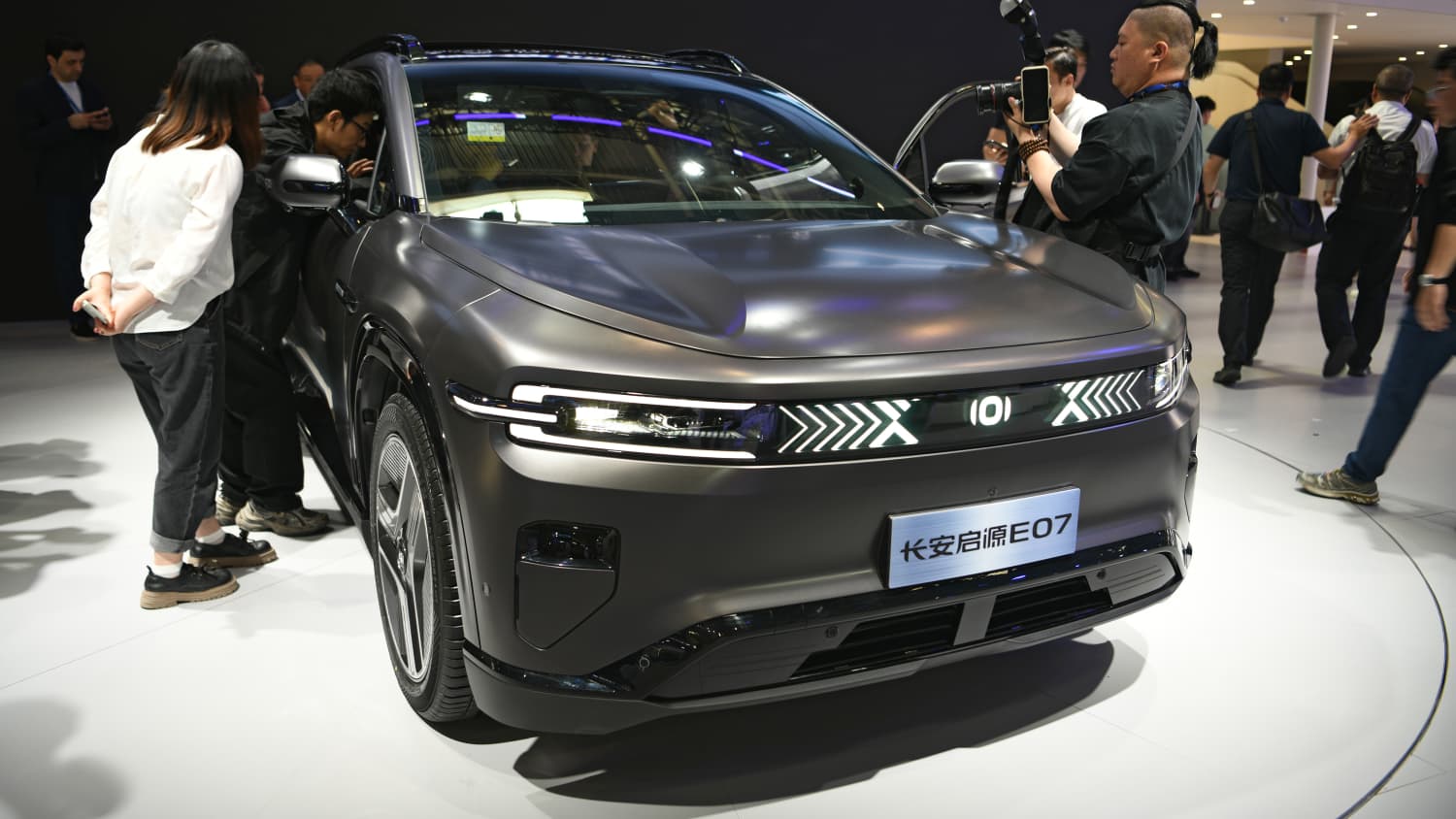 Frontansicht des Changan E07 auf der Auto China Peking 2024