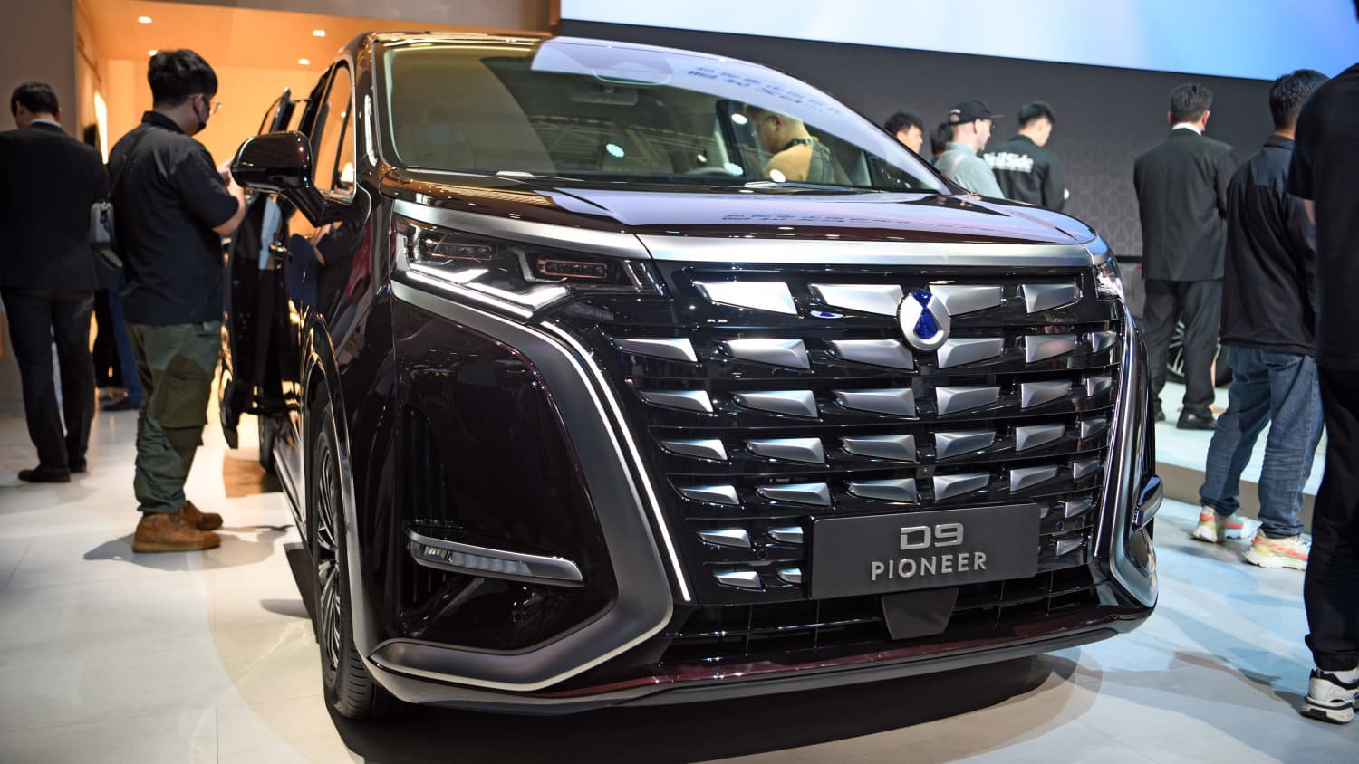 Front des Denza D9 Pioneer auf der Auto China Peking 2024