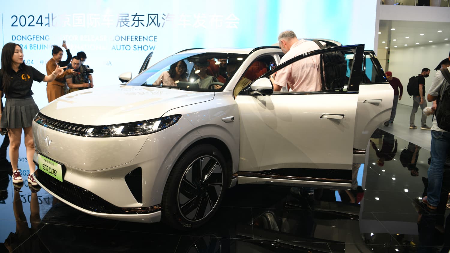 Front und SEite des Dongfeng ET S08 auf der Auto China Peking 2024