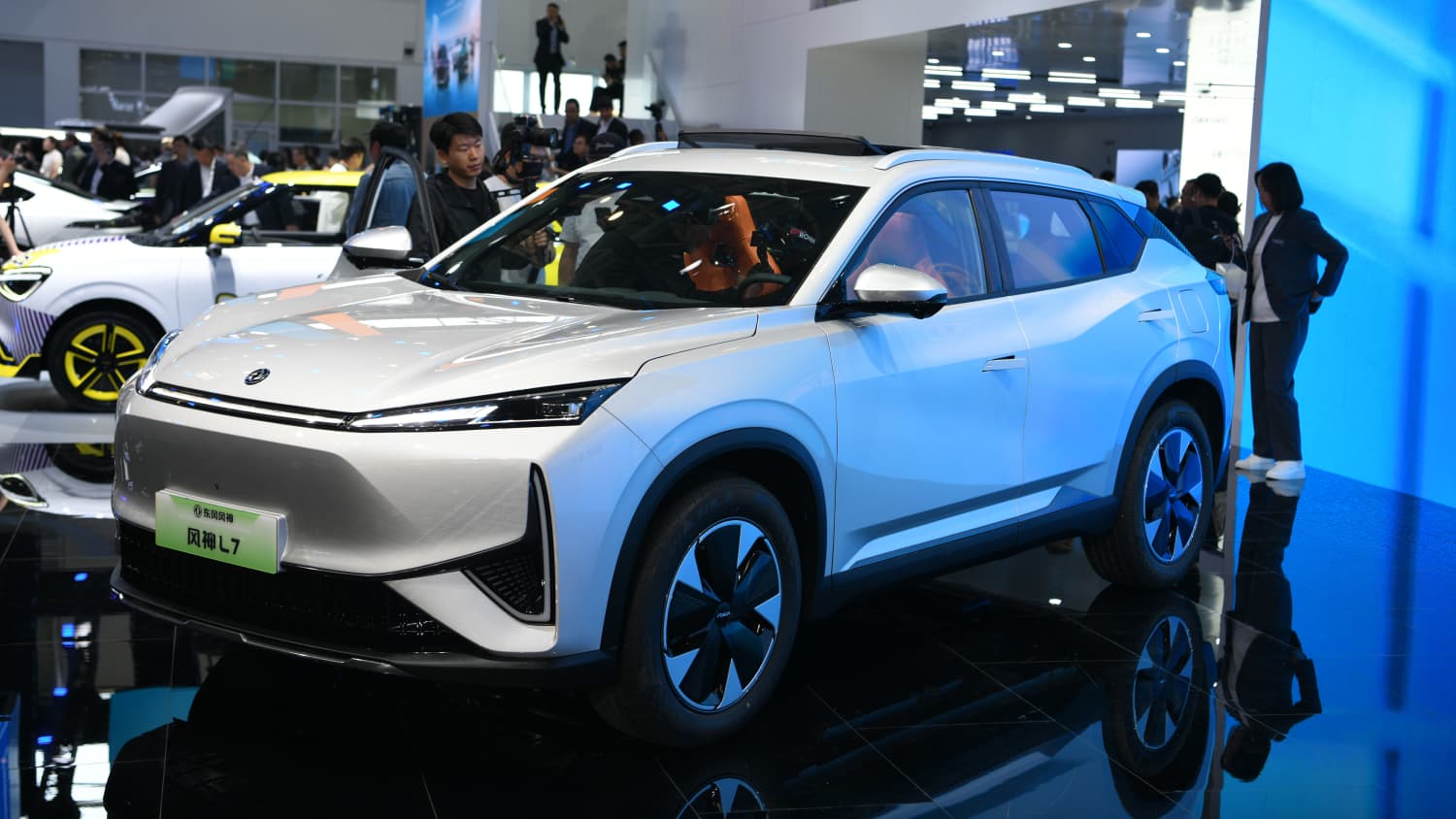 Front und Seitenansicht des Dongfeng L7 auf der Auto China Peking 2024