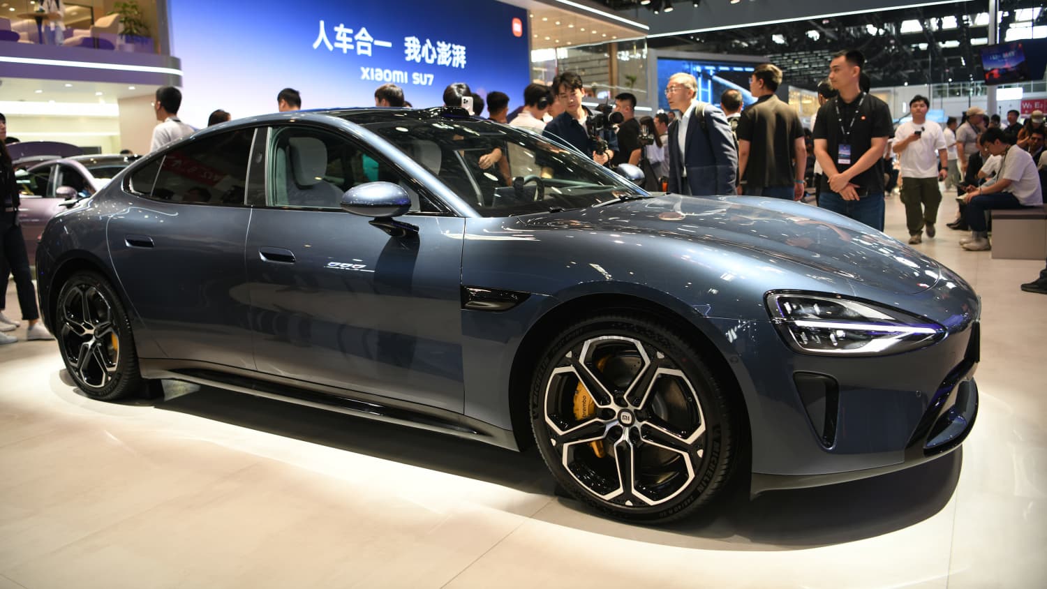 Seitenansicht des Xiaomi SU7 auf der Auto China Peking 2024