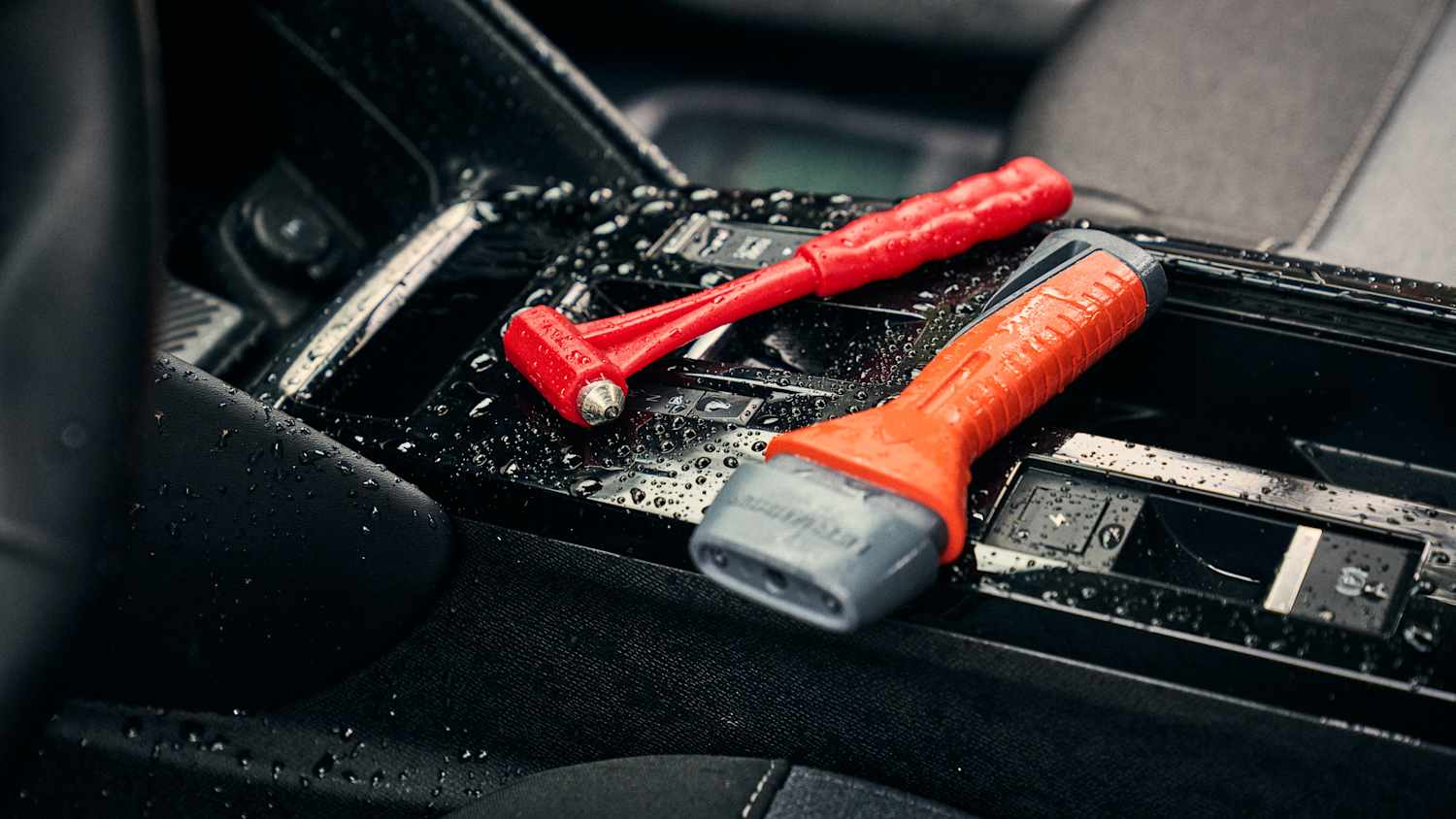 Ein Notfallhammer liegt in einem Auto auf der Mittelkonsole