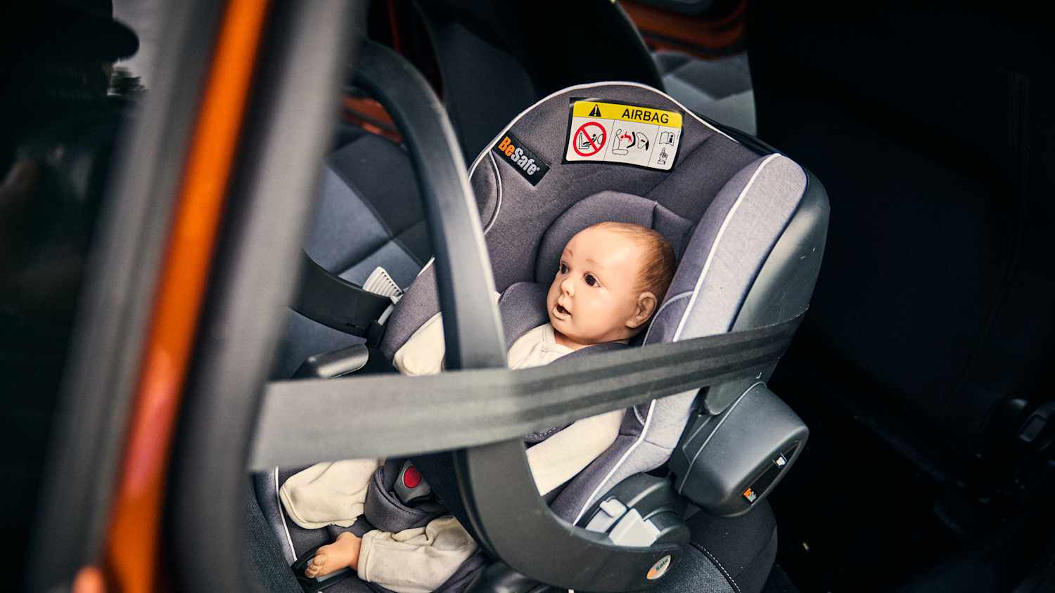 Ein Babydummy ist in einen Kindersitz auf dem Rücksitz angeschnallt