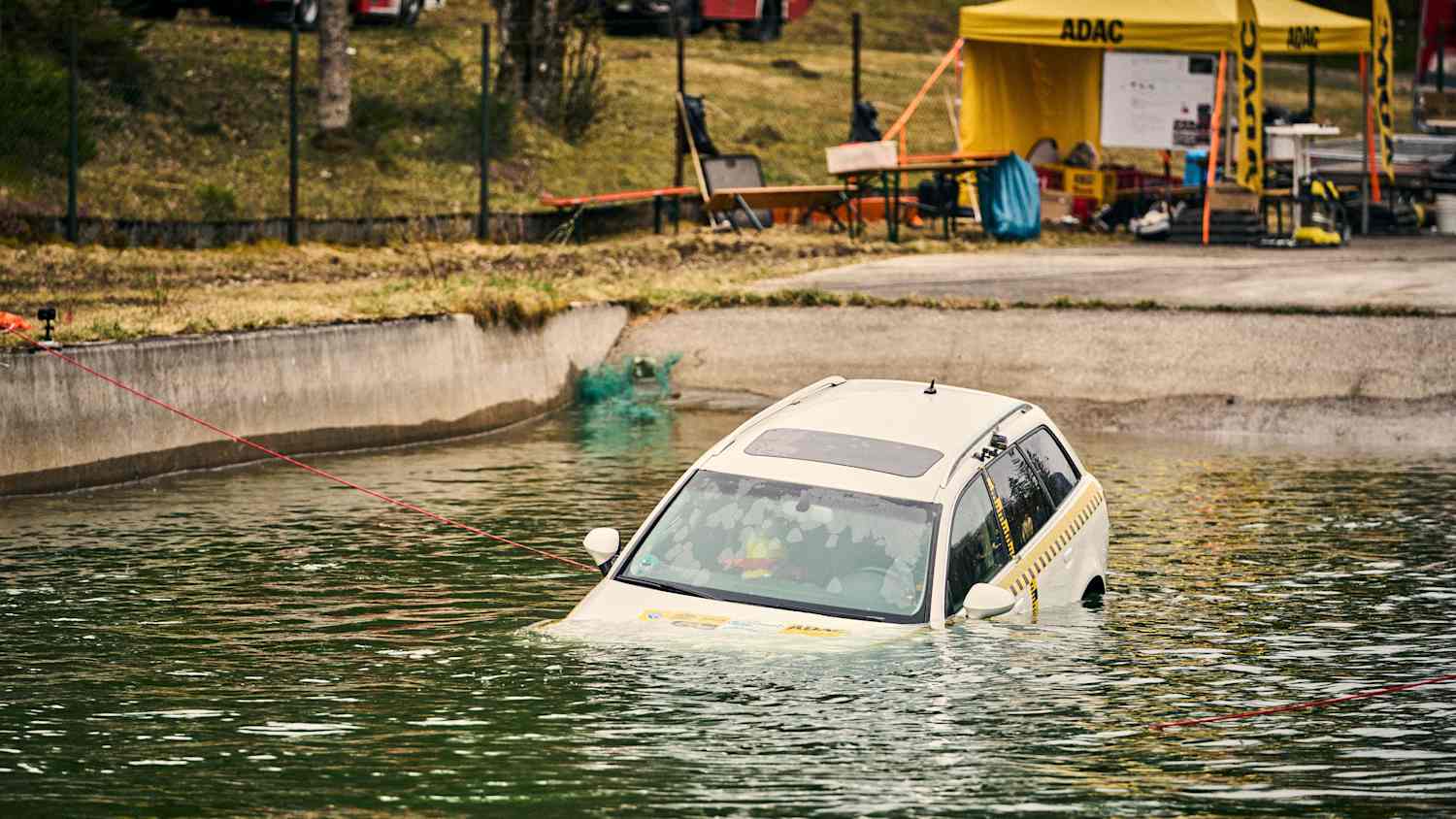 Ein Verbrenner wird im Zuge eines Tests zum Thema Auto im Wasser in einem Wasserbecken versenkt