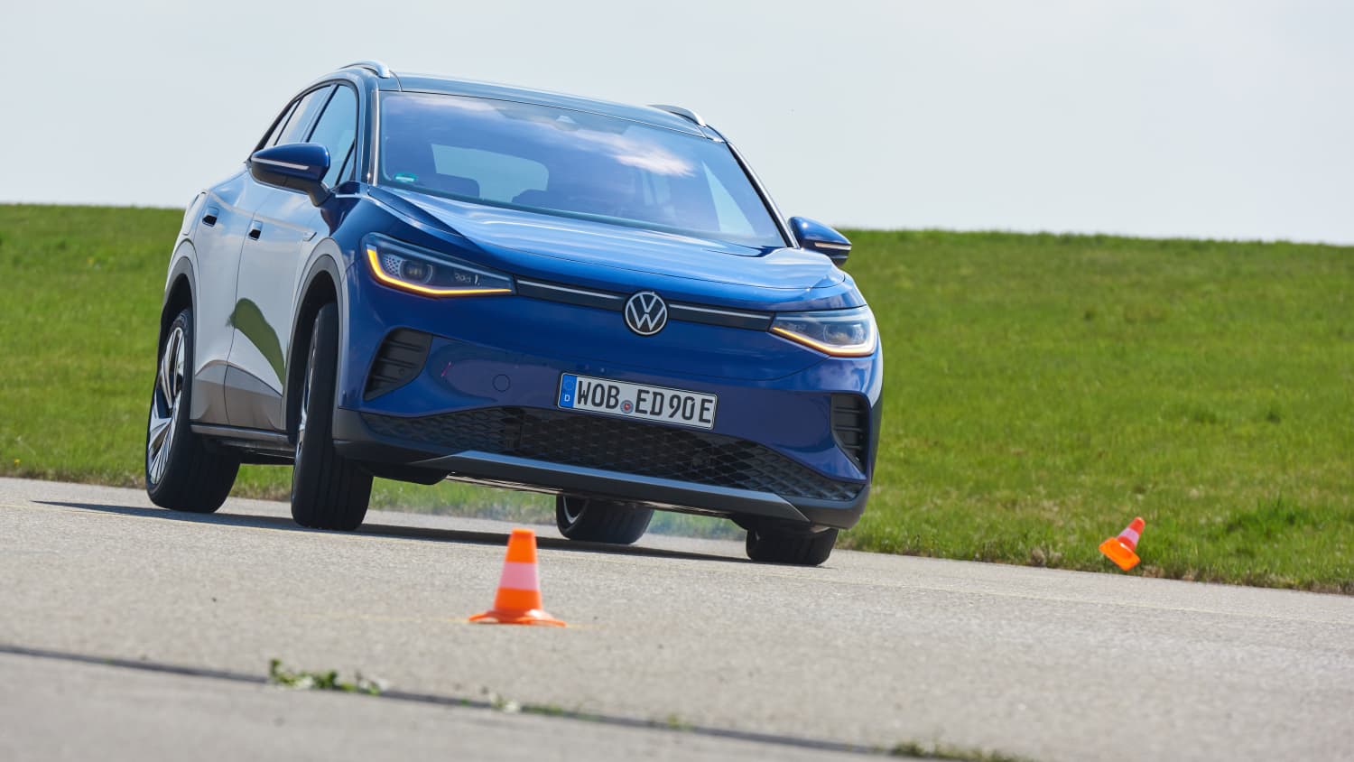 VW IQ4 beim Ausweichmanöver