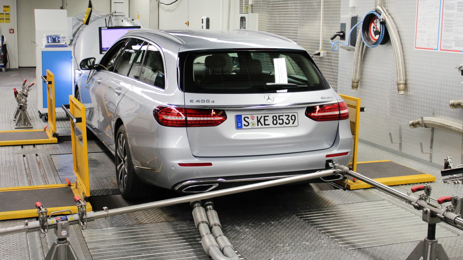 Ein Mercedes steht auf dem Prüfstand