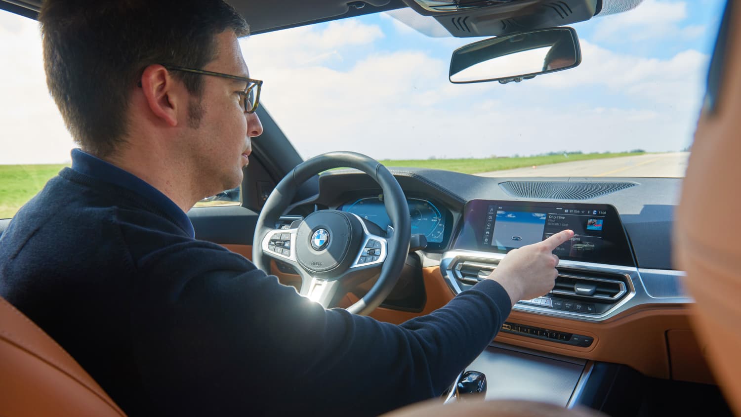 Martin Ruhdorfer sitzt während eines Autotests im Auto
