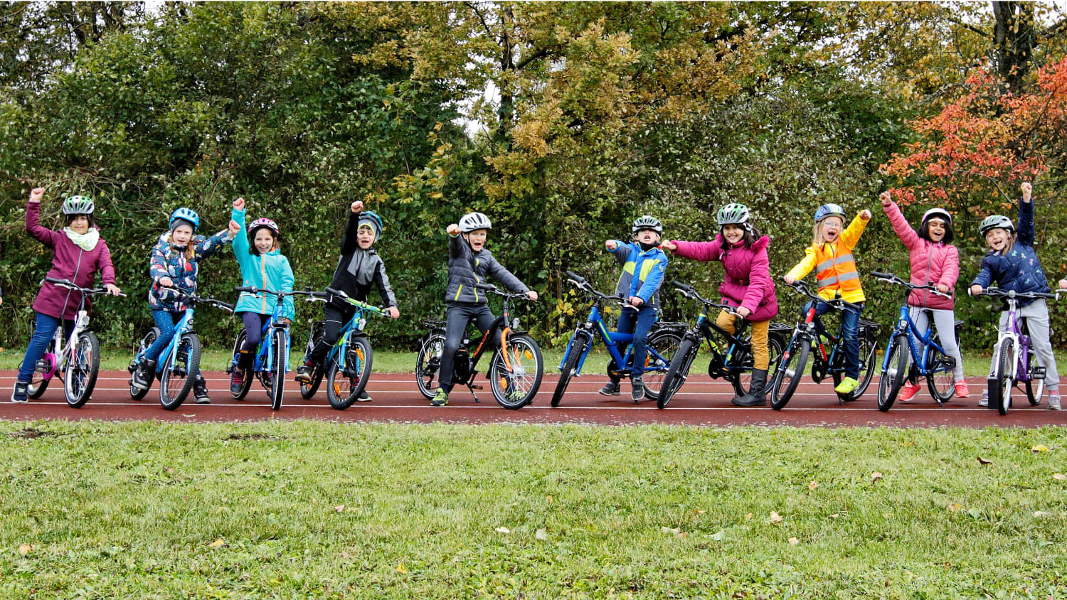 Viele Kinder nebeneinander mit ihren Fahrrädern