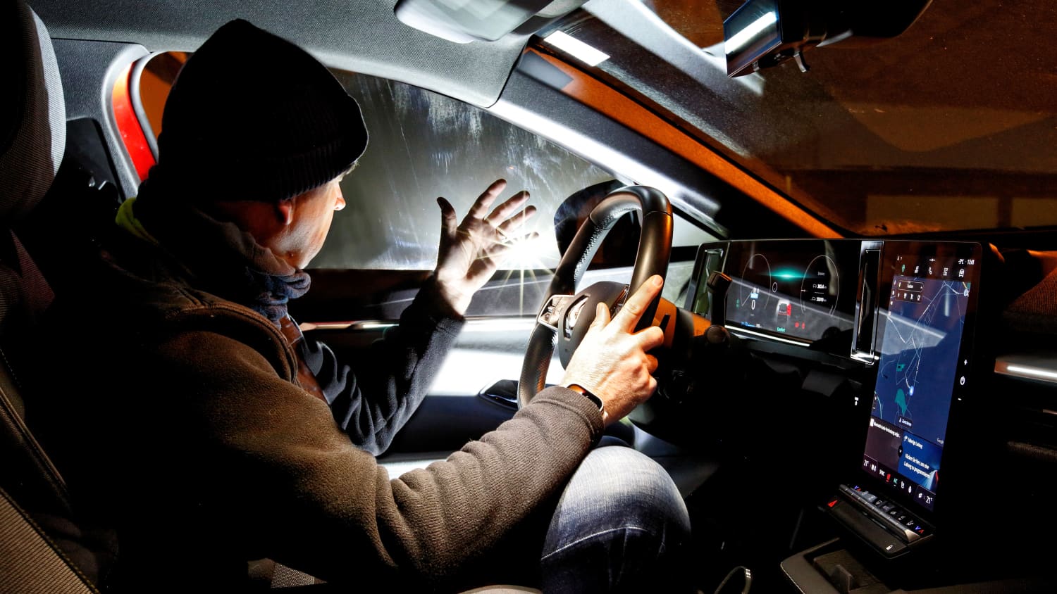 Ein Autofahrer wird durch Autoscheinwerfer geblendet