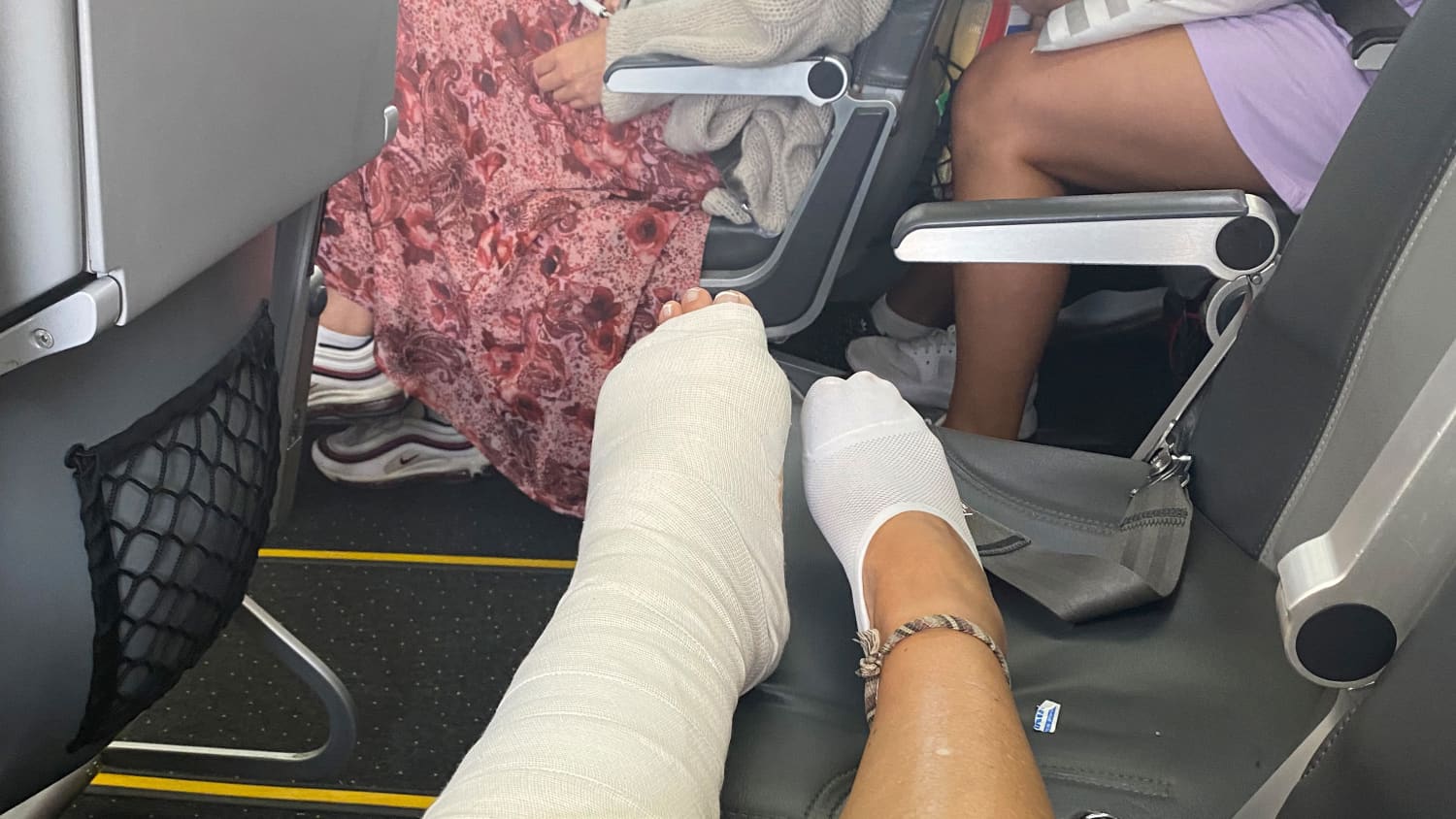 Birgit Hofmanns eingegipstes Bein auf dem Flugzeugsitz beim Rückflug nach Deutschland