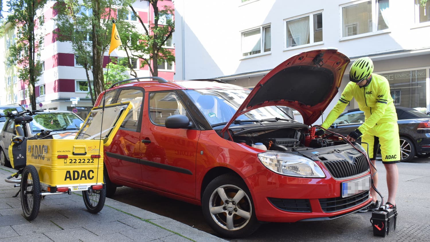 Der ADAC Pannenhilfe Mitarbeiter Florian Frömer im Dienst in München