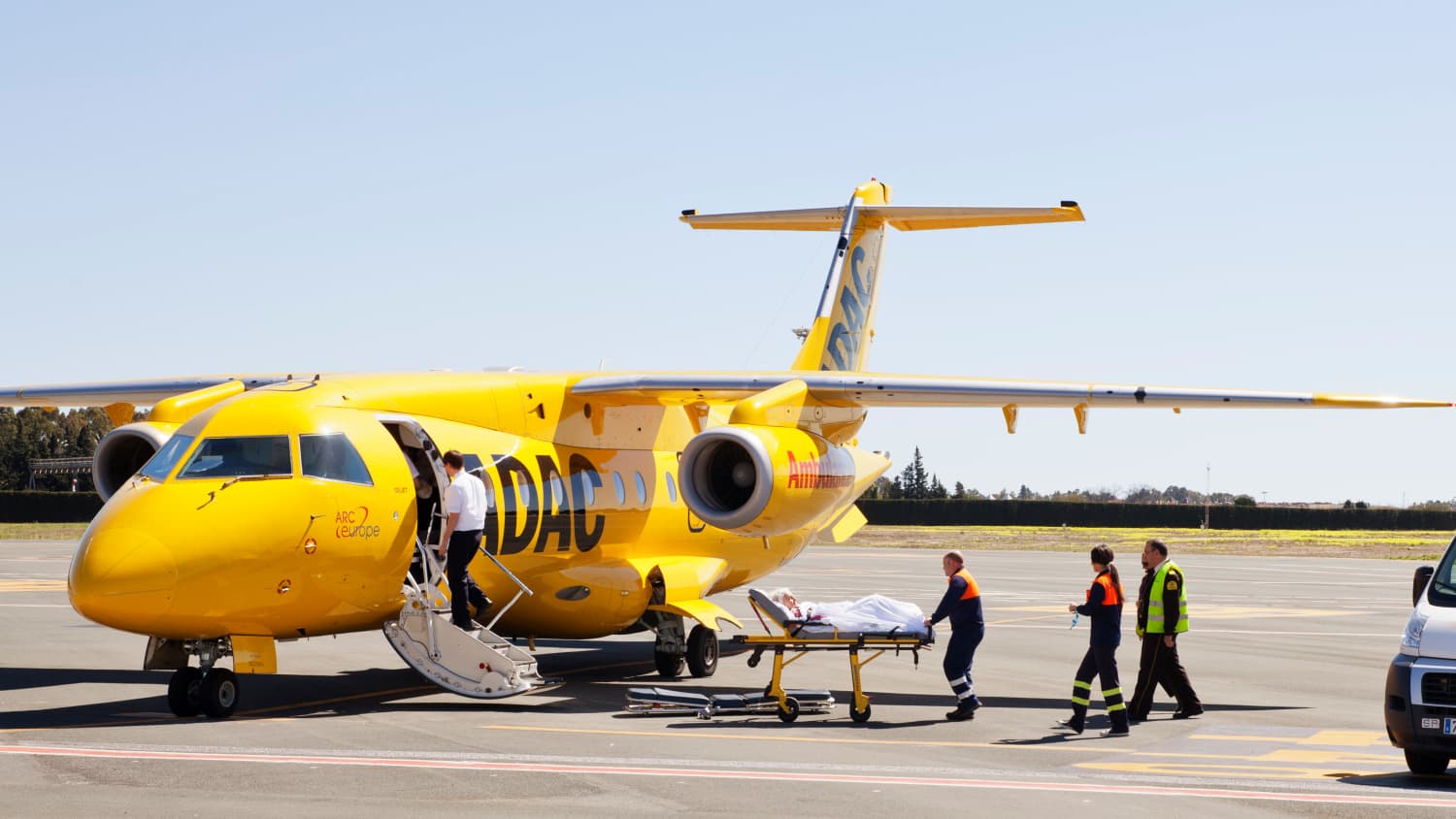 Ein Patient wird in den ADAC Flieger eingeladen