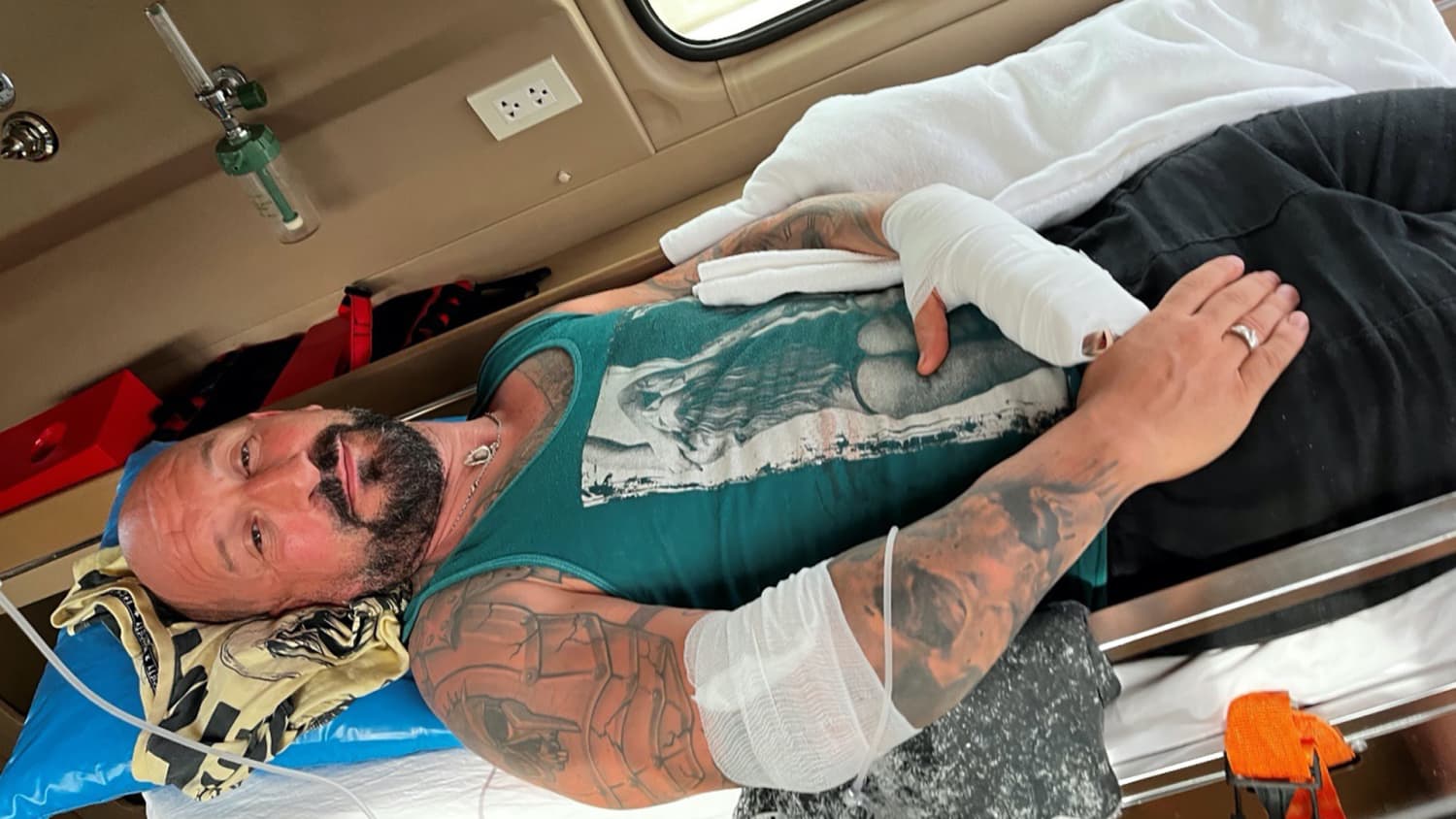Pascal H. mit verletztem Arm auf dem Weg in Krankenhaus