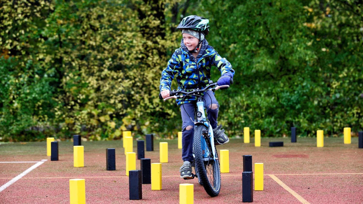 Kinder beim Fahrradübungen fahren im ADAC Fahrradurnier