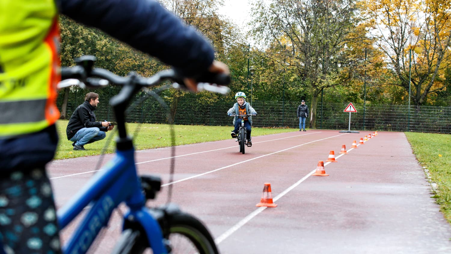 Kinder beim Fahrradübungen fahren im ADAC Fahrradurnier