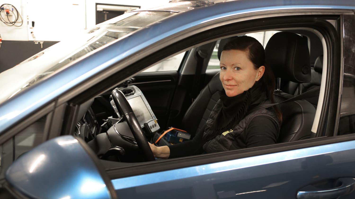 Christien Koehler sitzt in einem Testwagen