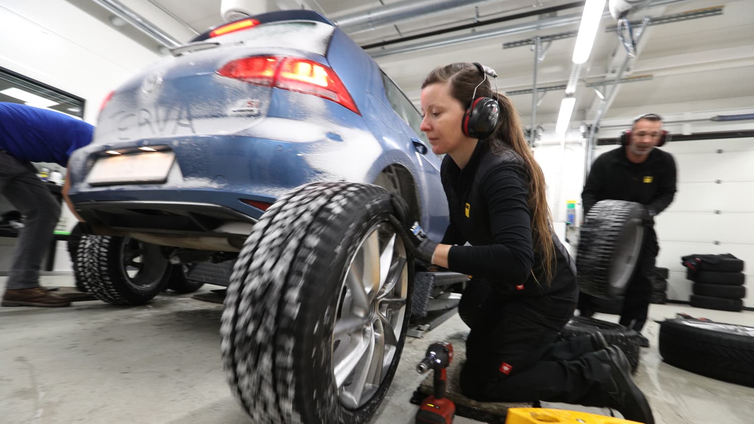 Chrstien Köhler wechstelt einen winterreifen während des ADAC Winterreifentests in Finnland