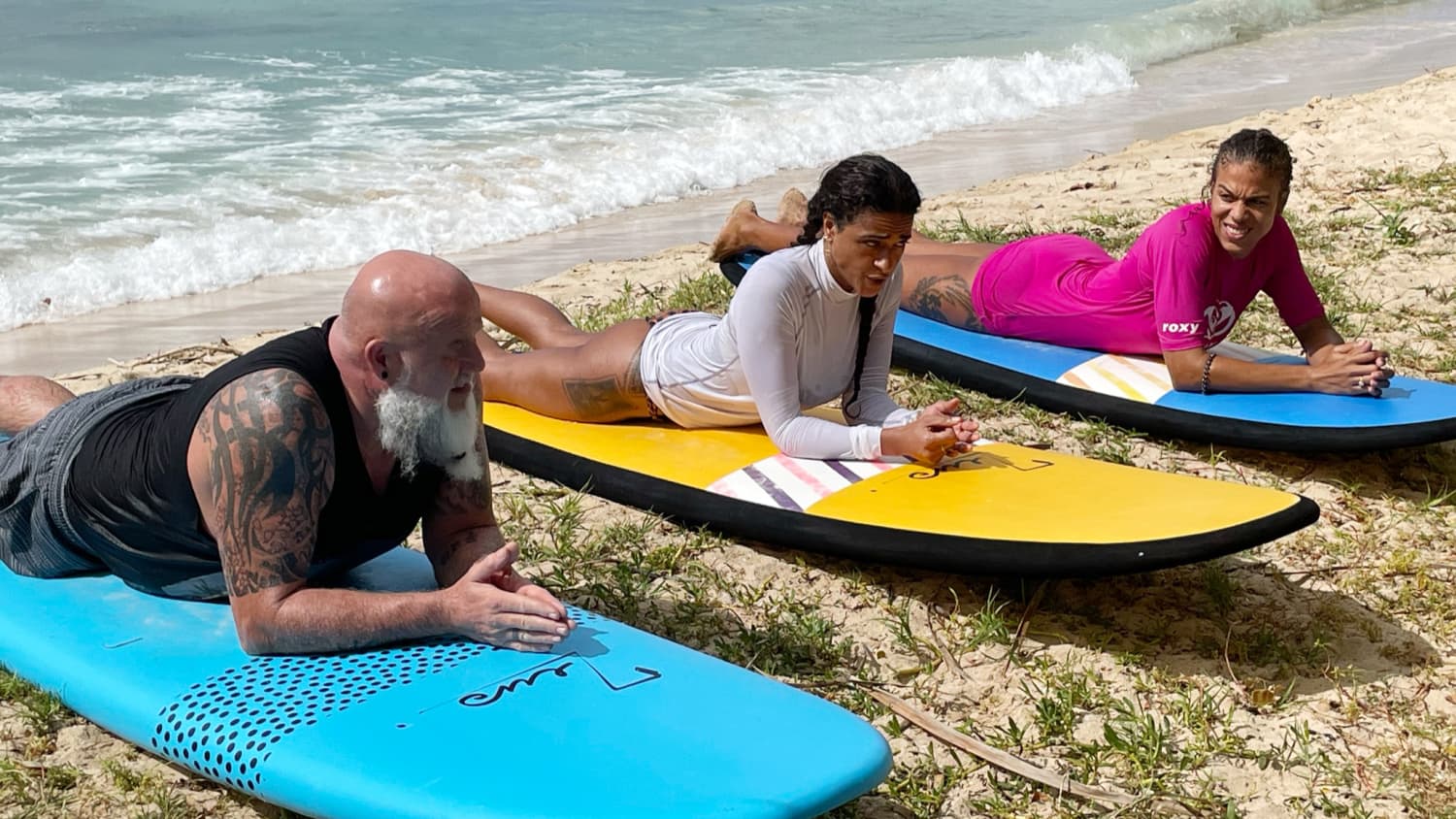 Aldo Russo und Alexandra Elatré beim Surfkurs am Strand von Guadeloupe