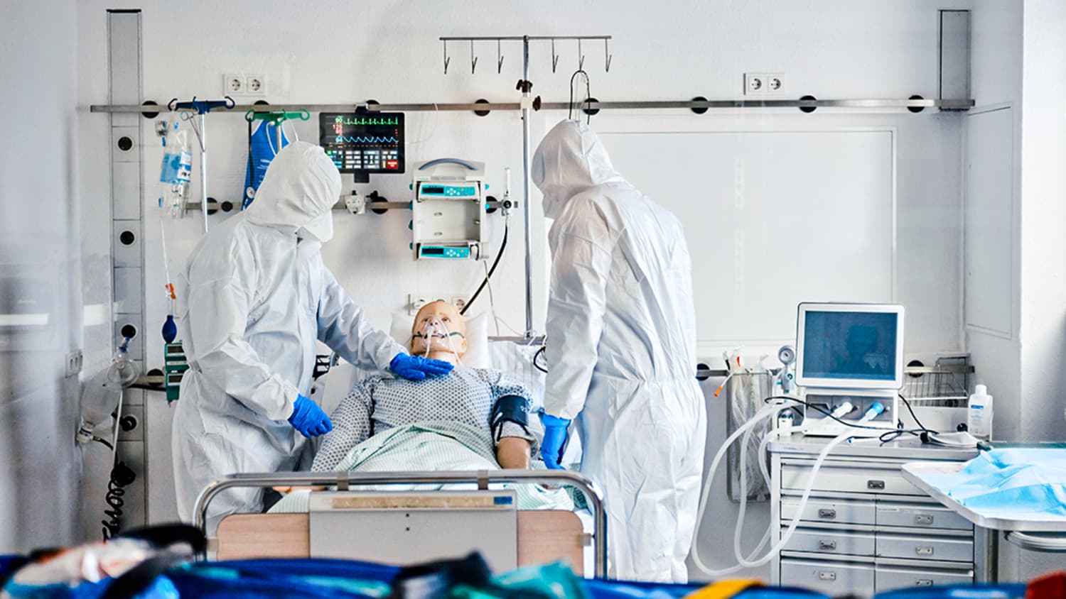 Zwei Personen behandeln Dummy in Krankenzimmer