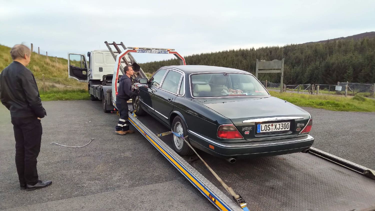 Panne am schottischen Loch Turret, der Wagen wird abgeschleppt