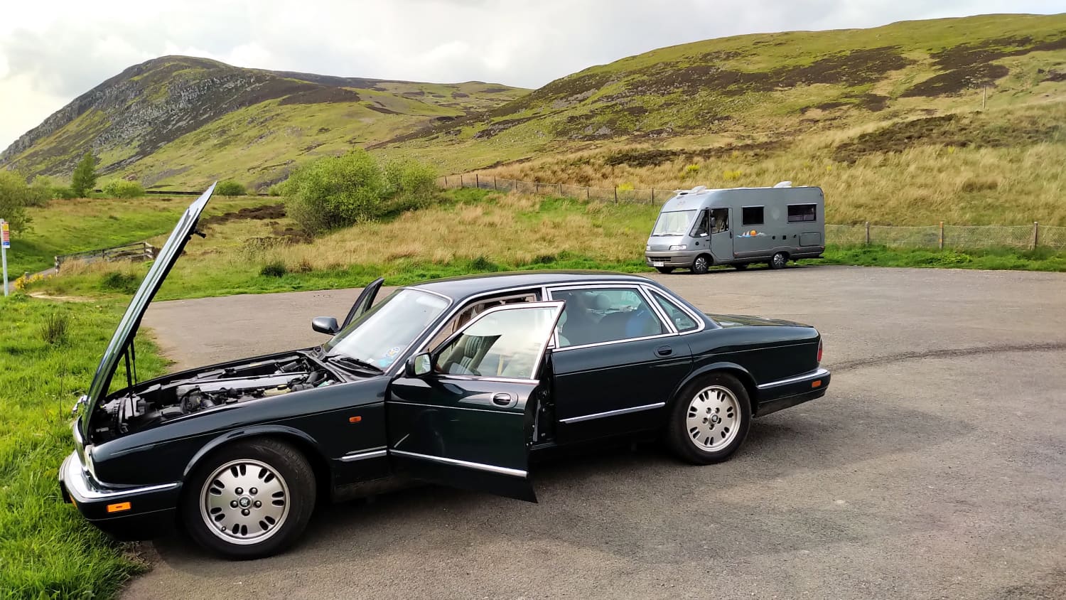 Panne am schottischen Loch Turret, der Jaguar mit geöffneter Motorhaube