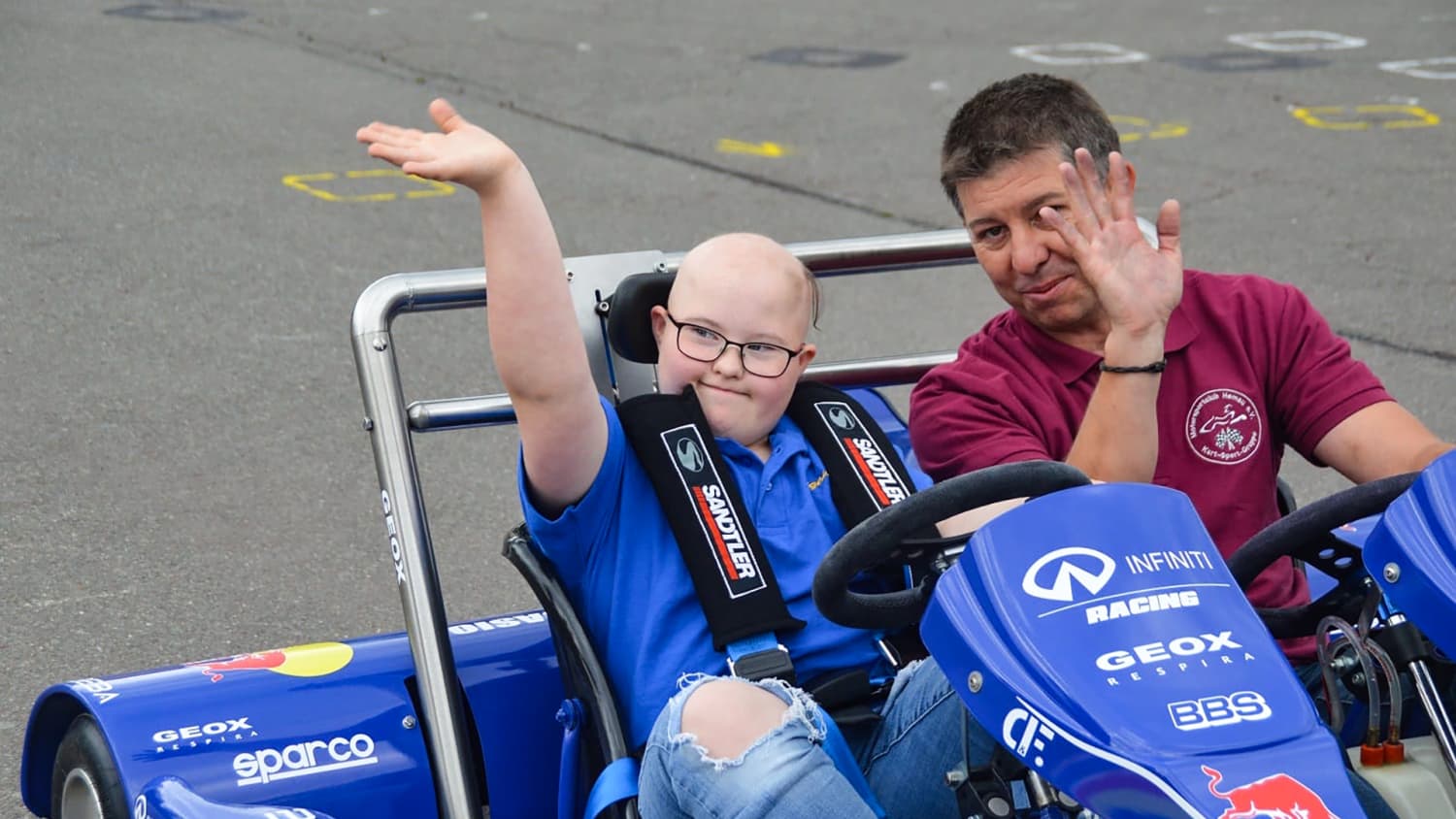 Kurt Lada und ein Junge mit Handicap im eigens konstruierten Doppelkart