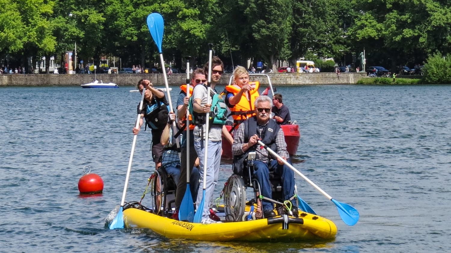 Die RSG Hannover ’94 hat ein besonderes Stand-up-Paddle-Boot für mehrere Rollifahrer