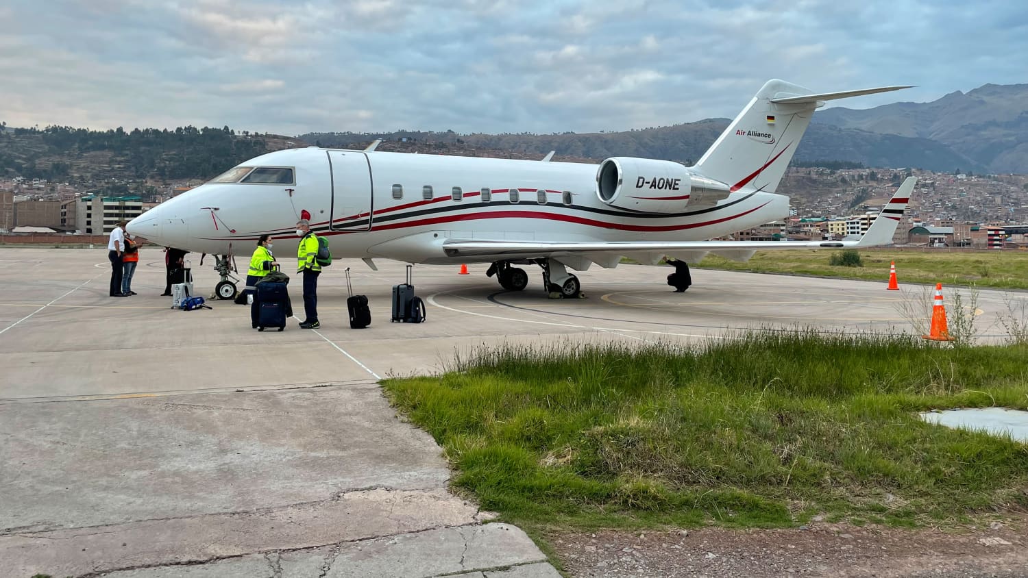 Zwei Flugsanitäter vor dem Ambulanz-Jet Challenger am Flughafen Cusco, Peru kurz vor dem Rückflug