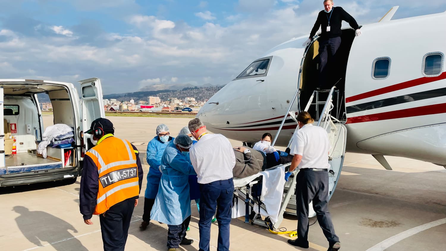Rücktransport eines Patienten im Ambulanz-Jet am Flughafen Cusco, Peru