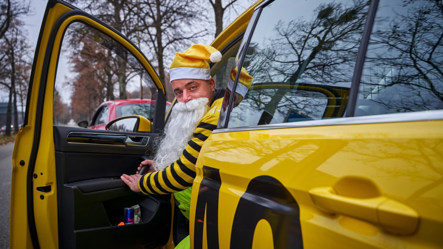 Ein ADAC Strassenwachtfahrer als Weihnachtsmann verkleidet
