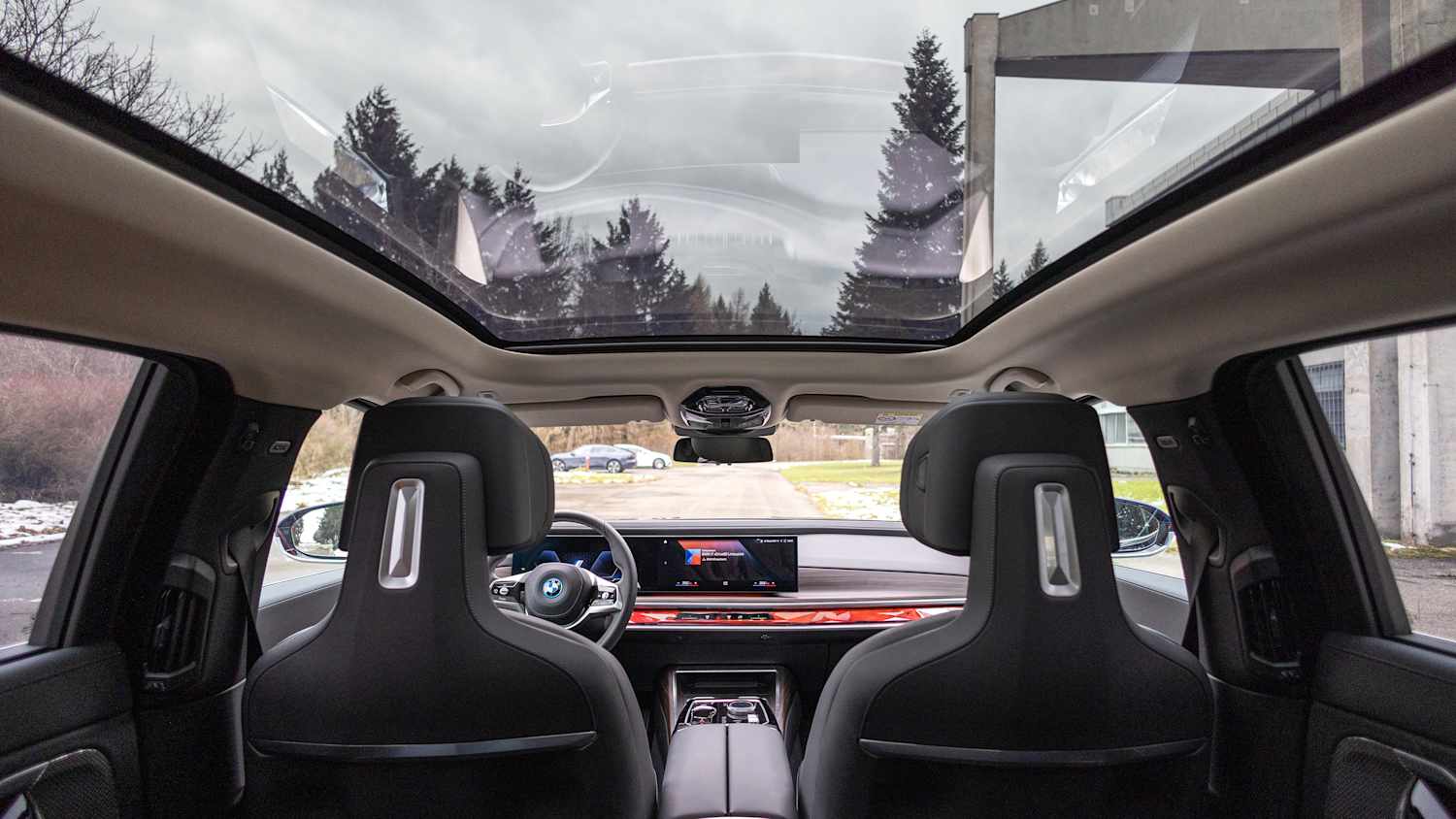 Das Glasdach des neuen dunkelblauen BMW i7
