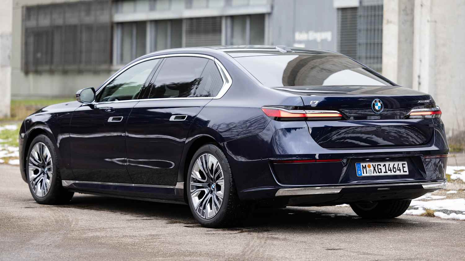 Der neue dunkelblau BMW i7 seitlich Rückansicht