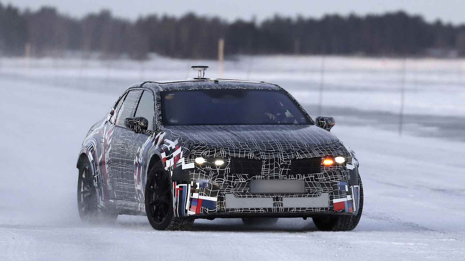 Frontansicht eines fahrenden BMW M3