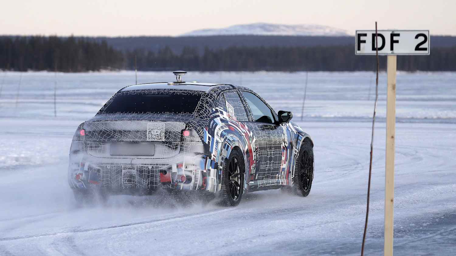 Heckansicht eines fahrenden BMW M3