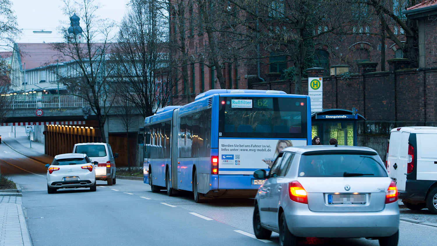 Autos überholen einen Bus