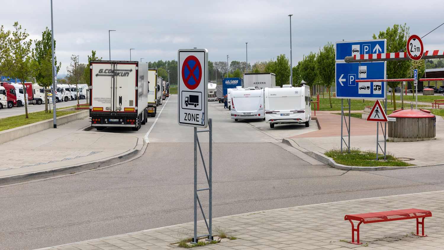Camper und LKWs Parken an der raststätte Fürholzen nicht immer an den dafür vorgesehenen Parklätzen
