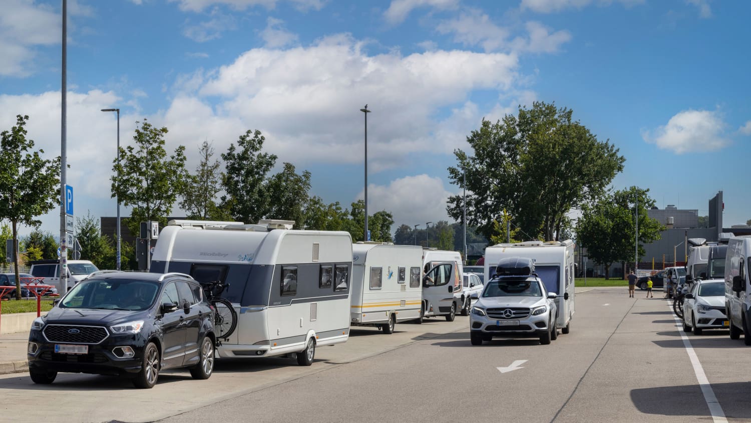Wohnmobile auf den speziell ausgewiesenen Camper-Parkplätzen an der Raststätte Fürholzen