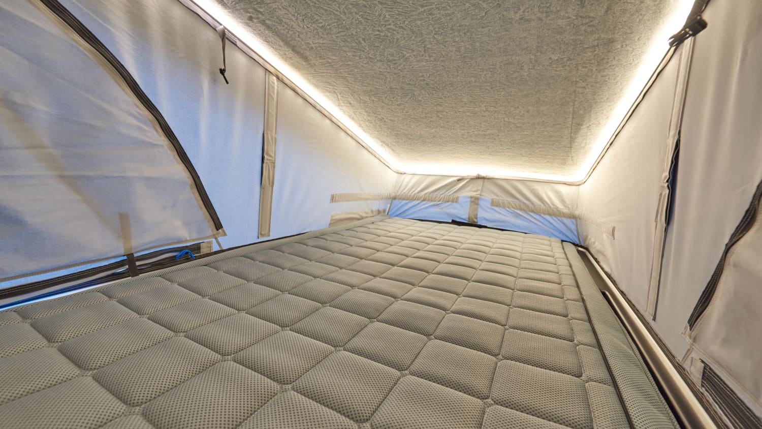 Bett im Dachzelt des Pössl Campstar