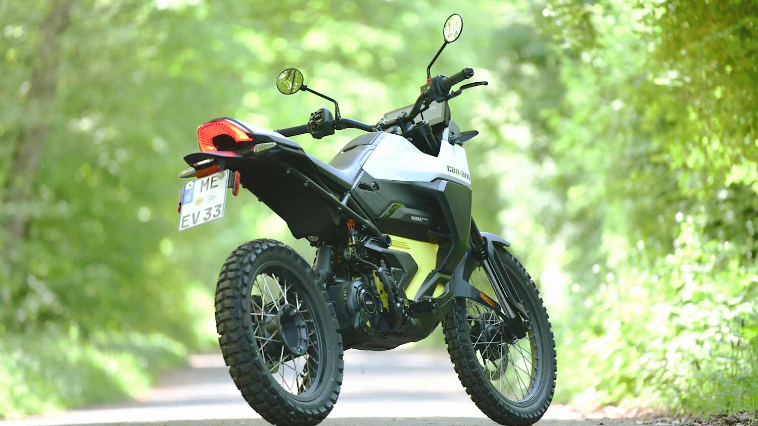 Das Can Am Origin Elektromotorrad  von hinten stehend im Wald aufgenommen