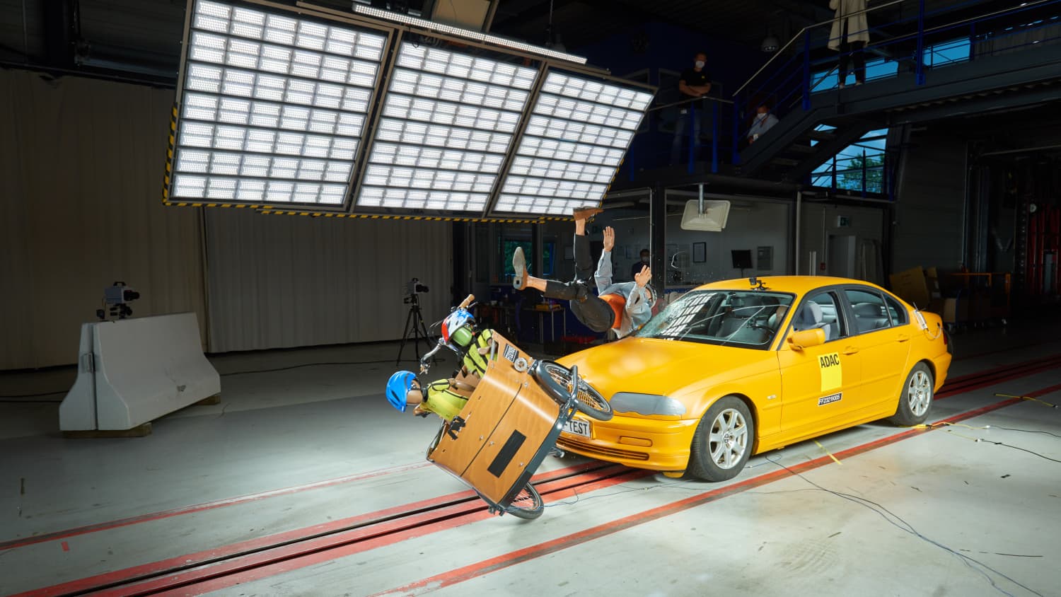 ADAC Test Systemvergleich und Crashtest Kindertransport mit dem Fahrrad