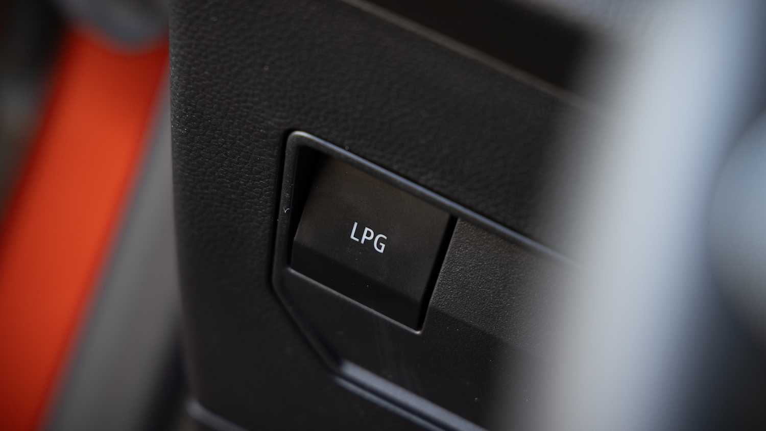 Ansicht des Schalters zur Umschaltung auf LPG-Betrieb im Dacia Duster.