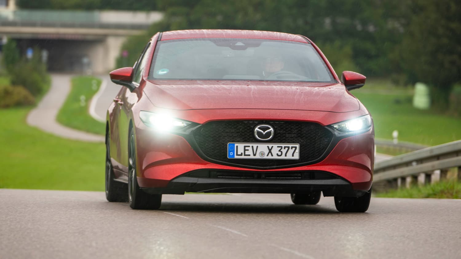 Frontansicht eines fahrenden Mazda 3